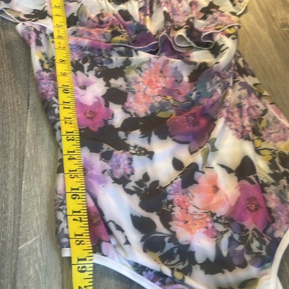 Bebe off the shoulder Floral top, blouse, ruffle,bodysuit, Size Medium - Picture 6 of 7